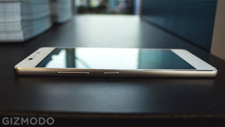 Illustration for article titled Vivo Air Hands On: A Crazy Thin, Crazy Light, Crazy Cheap Smartphone